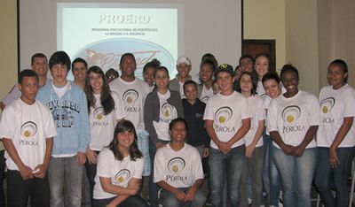 Atitude socioambiental na indústria gráfica: alunos da Arjowiggins participam de palestra do programa educacional da Polícia Militar