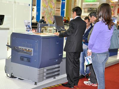 T&C destaca flexibilidade de uso de mídias da impressora digital bizhub PRESS C7000P da Konica Minolta
