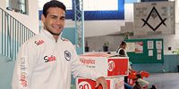 Judoca Leandro Guilheiro entrega doações da Campanha do Agasalho da AlphaGraphics