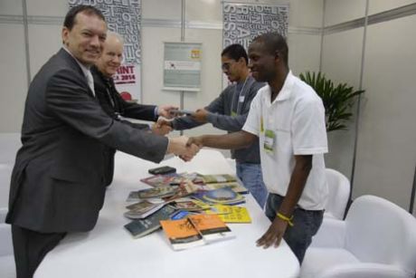 Afeigraf realiza doação de livros para projetos sociais