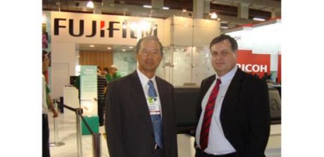 Vice-presidente sênior da Fujifilm visita a Digital Image 2011